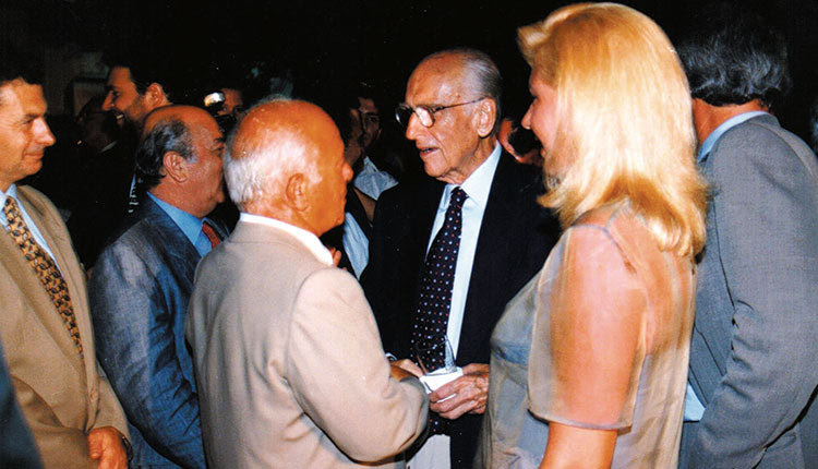 Ο Κ. Μαντωνανάκης με το ζεύγος Παπανδρέου σε μια από τις πολλές επισκέψεις τους για διακοπές στο Elounda Beach. Διακρίνονται ακόμα οι Σήφης Βαλυράκης και Φοίβος Ιωαννίδης 