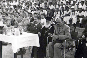 ΦΩΤΟΗΜΕΡΑΣ: Χανιά 1956. Από στρατιωτική εκδήλωση και την απονομή κυπέλλων.