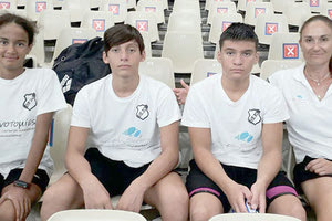 Η προπονήτρια του ΟΦΗ κ. Χειλουδάκη με κολυμβητές του τμήματος