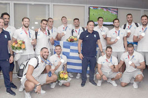 Θριαμβευτές επέστρεψαν από το Τόκιο οι παίκτες της Εθνικής ομάδας πόλο
