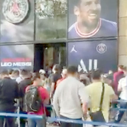 ΜΕΣΙ ΣΤΗΝ ΠΑΡΙ ΣΕΝ ΖΕΡΜΕΝ