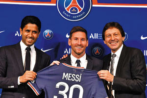 ΜΕΣΙ ΣΤΗΝ ΠΑΡΙ ΣΕΝ ΖΕΡΜΕΝ