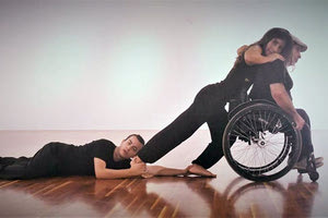 MIND THE GAP ΑΠΟ ΤΟ DAGIPOLI DANCE CO, ΠΥΡΗΝΑΣ ΤΟΥ ΟΠΟΙΟΥ ΕΙΝΑΙ ΑΤΟΜΑ ΜΕ ΑΝΑΠΗΡΙΑ Όταν ο χορός ανοίγει ρωγμές σε σκληρά στερεότυπα