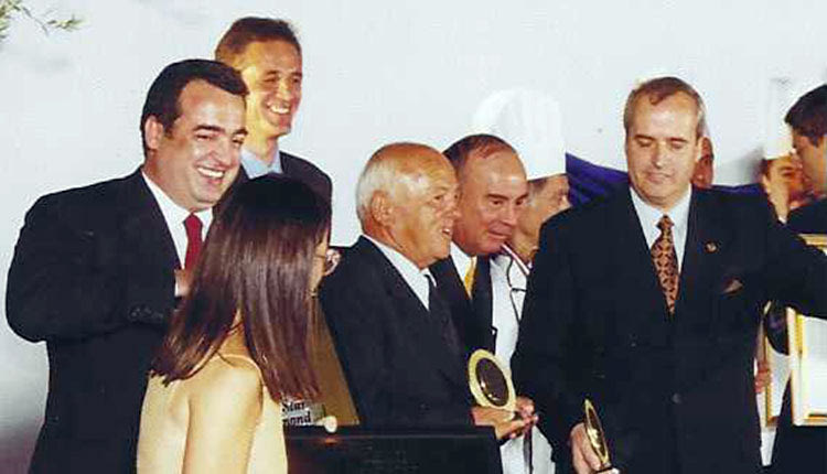 Ο Κώστας Μαντωνανάκης με τα παιδιά του Παντελή και Αννα, αλλά και τον επί σχεδόν 50 χρόνια διευθυντή του Εlounda Beach Μανόλη Ρασούλη. Το ξενοδοχείο είχε βραβευθεί ως το καλύτερο στον κόσμο το 1997.