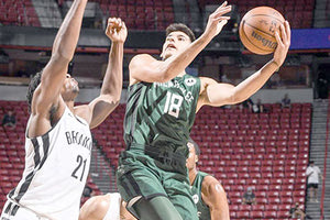 Καλή εμφάνιση για τον Καλαϊτζάκη στο πρώτο του ματς με τους Μπακς