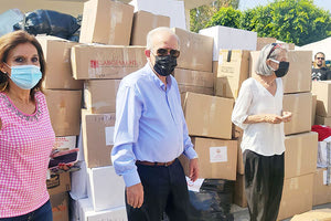 Ο δήμαρχος Ηρακλείου Β. Λαμπρινός και οι αντιδήμαρχοι Αρ. Πλεύρη και Ρ. Παπαδάκη μπροστά στο υλικό που έχει συγκεντρωθεί