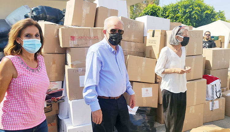 Ο δήμαρχος Ηρακλείου Β. Λαμπρινός και οι αντιδήμαρχοι Αρ. Πλεύρη και Ρ. Παπαδάκη μπροστά στο υλικό που έχει συγκεντρωθεί
