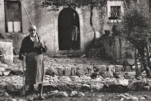 ΦΩΤΟΗΜΕΡΑΣ: Κρήτη 1941. Φωτογραφία χωρικού στους Αποστόλους Πεδιάδος.