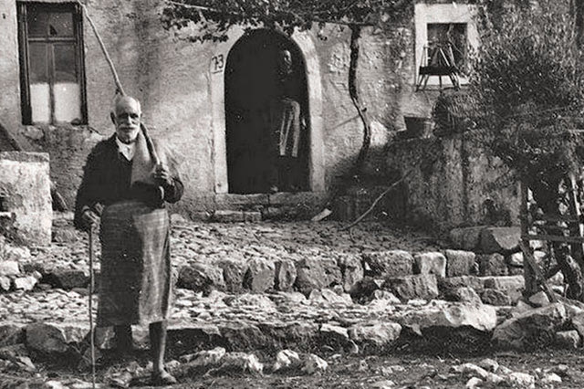 ΦΩΤΟΗΜΕΡΑΣ: Κρήτη 1941. Φωτογραφία χωρικού στους Αποστόλους Πεδιάδος.
