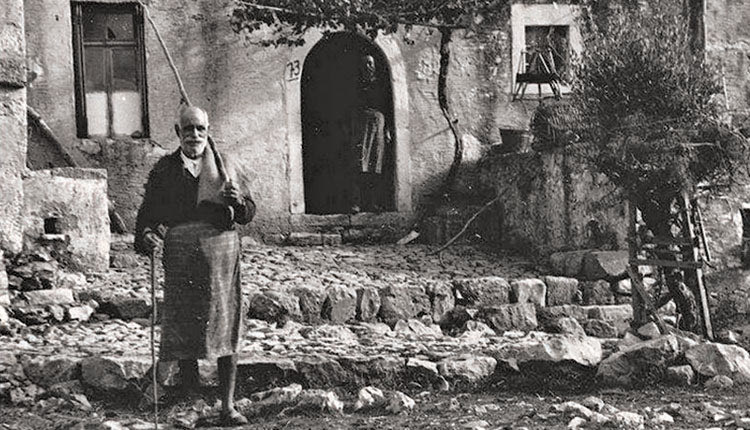 ΦΩΤΟΗΜΕΡΑΣ: Κρήτη 1941. Φωτογραφία χωρικού στους Αποστόλους Πεδιάδος.