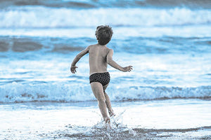 «Μάχη» για το 10χρονο αγόρι που το έβγαλαν από τα μανιασμένα κύματα