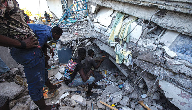 Ψάχνουν επιζώντες κάτω από τα ερείπια