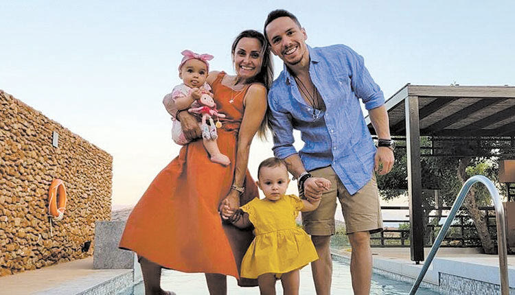 Τη φιλοξενία της Κρήτης κι το ήρεμο τοπίο της Ελούντας απολαμβάνει ο Λευτέρης Πετρούνιας με την οικογένειά του,