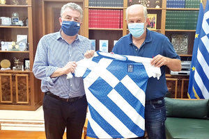 Στον Περιφερειάρχη η νέα φανέλα των φίλων της Εθνικής