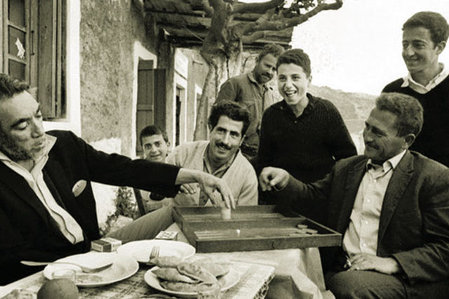 ΦΩΤΟΗΜΕΡΑΣ: Χανιά Άνοιξη 1964. Ο Άντονι Κουίν παίζει τάβλι με τον Γιάννη Ορφανουδάκη σε διάλειμμα των γυρισμάτων της ταινίας του Μιχάλη Κακογιάννη “Αλέξης Ζορμπάς” (φωτογραφία Θ. Μεταληνός).