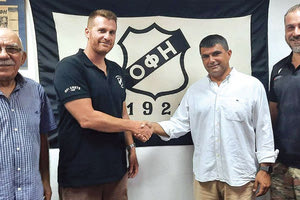 Ο κ. Φιτσανάκης δίνει τα χέρια με τον κ. Αρώνη ενώ δίπλα τους είναι οι κ.κ. Σπαγουλάκης Μιχ. και Γιώργος