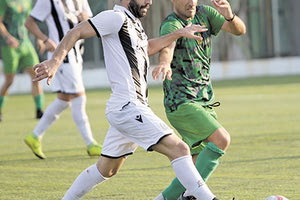 Ο Μαγάκης με τον Κερμενίδη που πέτυχε το πρώτο γκολ του ΠΟΑ στο χθεσινό φιλικό ματς