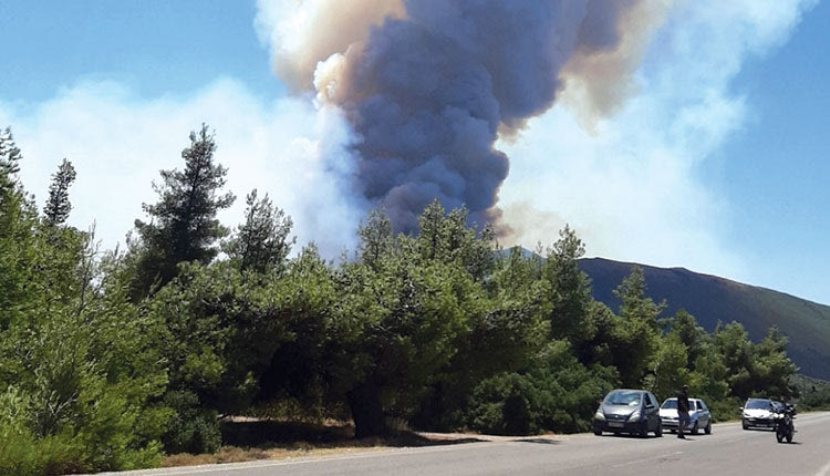ΒΙΛΙΑ ΑΤΤΙΚΗΣ Τέσσερις μέρες καταστρέφει τα πάντα η πυρκαγιά