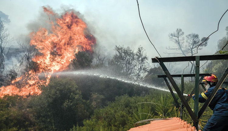 ΒΙΛΙΑ ΑΤΤΙΚΗΣ Τέσσερις μέρες καταστρέφει τα πάντα η πυρκαγιά