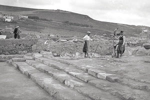 ΦΩΤΟΗΜΕΡΑΣ: 1903: Κνωσός. Φωτογραφία ντοκουμέντο από τις ανασκαφές δείχνοντας πόσο παρθένο ήταν το τοπίο. Στο βάθος διακρίνεται το χωριό.