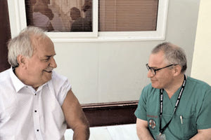 Τον γιατρό-καρδιολόγο Φανούρη Τουπάκη έπεισε να εμβολιαστεί o διευθυντής της Γαστρεντερολογικής Κλινικής Βενιζελείου και συντονιστής της διαχείρισης όλων των περιστατικών Covid-19 Γρηγόρης Πασπάτης