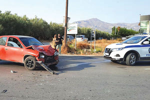 Παραβίασαν το stop, χτύπησαν τον δικυκλιστή
