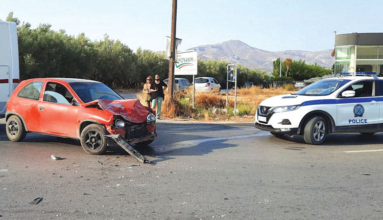 Παραβίασαν το stop, χτύπησαν τον δικυκλιστή