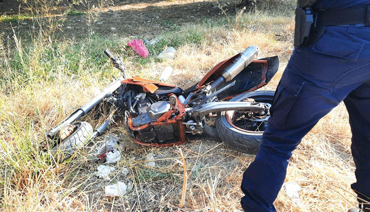 Παραβίασαν το stop, χτύπησαν τον δικυκλιστή 