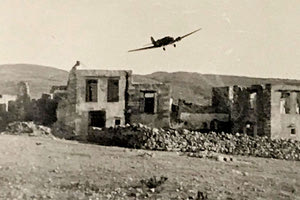 ΦΩΤΟΗΜΕΡΑΣ: Κρήτη, Μάιος 1941. Ένα ju-52 πετάει πάνω από ερειπωμένα σπίτια. (Erwin Forkel)