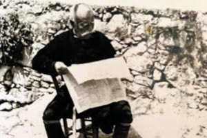 ΦΩΤΟΗΜΕΡΑΣ: Ο Σκουντάκης Αριστοτέλης, διαβάζοντας την “Πατρίς”, τη δεκαετία του 1960, στο χωριό Σίβα Πυργιώτισσας. Φωτογραφία που ανέβασε ο εγγονός του.