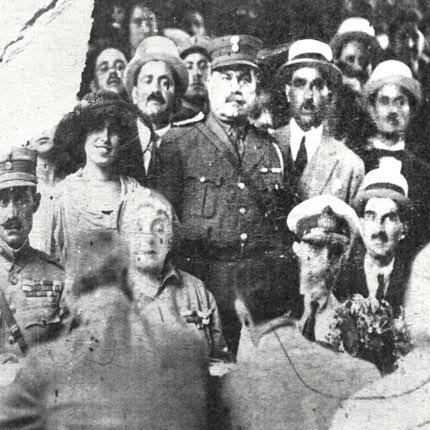 Η αποβίβαση του στρατηγού Πλαστήρα από το καταδρομικό «Έλλη» στη Σούδα στις 14 Αυγούστου 1923 με την συνοδεία του από όπου και άρχισε η περιοδεία του στην Κρήτη. Στο αριστερό άκρο ο στρατηγός Πλαστήρας. Δίπλα του η Άννα Μελά-Παπαδοπούλου, αδελφή του μακεδονομάχου ήρωα Παύλου και του Λέοντος Μελά, επονομαζόμενη και ως «η μητέρα του στρατιώτη». Δίπλα της ο στόλαρχος Αλέξανδρος Χατζηκυριάκος, μέλος της Επαναστατικής Επιτροπής. Πίσω στο κέντρο ο Γεώργιος Καλοχριστιανάκης. Διακρίνονται ακόμα ο υπουργός Απόστολος Δοξιάδης. (Πηγή: Ευγενή παραχώρηση της φωτογραφίας από την κα Ρένα Ταχατάκη)