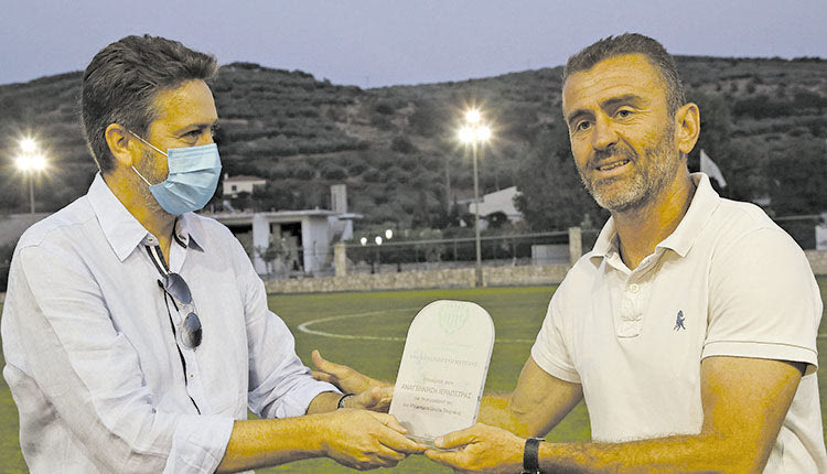  Ο πρόεδρος του Α.Ο. δήμου Αρχανών-Αστερουσίων κ. Τζαγκαράκης έδωσε την πλακέτα στον τεχνικό της Αναγέννης κ. Δεδελετάκη