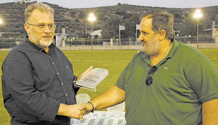  Ο κ. Μπουνάκης βράβευσε τον παλιό πρόεδρο του Γιούχτα Στράτο Κοτζαμάνη