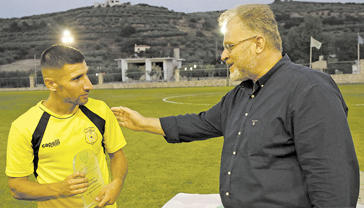  Ο Αντώνης Μπουρσέλης πήρε την πλακέτα για τη συμμετοχή του Εργοτέλη στο τουρνουά από τον πρόεδρο του Γιούχτα κ. Μπουνάκη