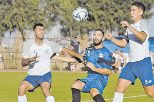 Ο Περογραμβάκης ανάμεσα σε δύο παίκτες του ΑΟΑΝ