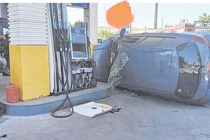 Μπήκε με τις... μπάντες στο πρατήριο καυσίμων