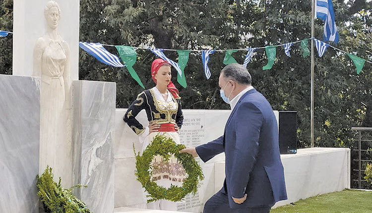 Ο πρόεδρος της ΠΕΔ Κρήτης, κ. Γιάννης Κουράκης, παρέστη χθες στις εκδηλώσεις τιμής και μνήμης για την 77η Επέτειο του Ολοκαυτώματος των χωριών του Κέντρους (Βρύσες, Γουργούθοι, Καρδάκι, Σμιλές, Δρυγιές, Άνω Μέρος, Γερακάρι, Κρύα Βρύση) του Δήμου Αμαρίου, από τα ναζιστικά στρατεύματα κατοχής.