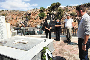 Ο δήμαρχος Μαλεβιζίου καταθέτει στεφάνι