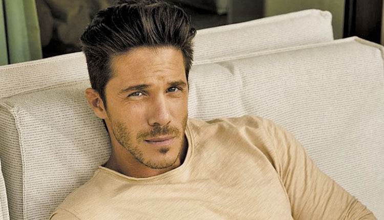 Ο δημοφιλής τραγουδιστής (και αρνητής του εμβολίου) Νίκος Οικονομόπουλος