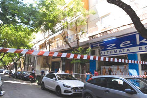 Ακόμη μια γυναικοκτονία σοκάρει το πανελλήνιο. Θύμα αυτή τη φορά, μια 55χρονη γυναίκα που δολοφονήθηκε άγρια από τον σύντροφό της μέσα στο σπίτι της στη Θεσσαλονίκη