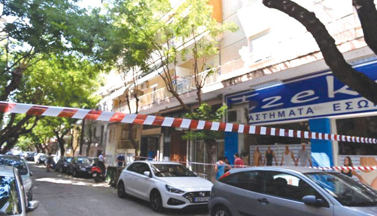 Ακόμη μια γυναικοκτονία σοκάρει το πανελλήνιο. Θύμα αυτή τη φορά, μια 55χρονη γυναίκα που δολοφονήθηκε άγρια από τον σύντροφό της μέσα στο σπίτι της στη Θεσσαλονίκη
