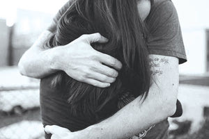 Μπορεί να τον κατήγγειλε για βιασμό, αλλά το μετάνιωσε... από τα δικαστήρια αποχώρησαν με φιλιά και αγκαλιές