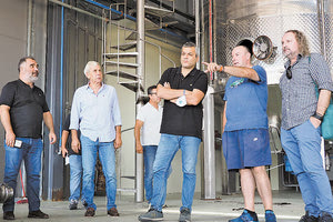 Από την επίσκεψη Μαμουλάκη στο οινοποιείο της Παλιανής