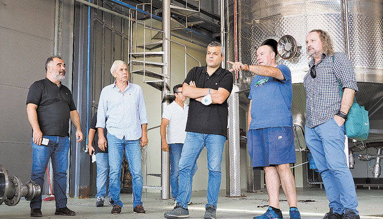 Από την επίσκεψη Μαμουλάκη στο οινοποιείο της Παλιανής