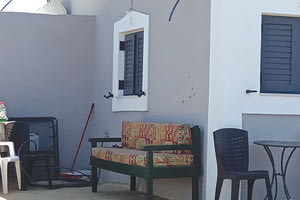 Το σημείο όπου δολοφονήθηκε ο 40χρονος. Στον τοίχο φαίνονται οι οπές από τα σκάγια