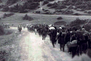 ΦΩΤΟΗΜΕΡΑΣ: Νεοζηλανδοί, Αυστραλοί και Βρετανοί στρατιώτες αιχμάλωτοι πολέμου περπατούν σε μικτές ομάδες τον μαρτυρικό δρόμο από τα Σφακιά προς το στρατόπεδο των Αγίων Αποστόλων στα Χανιά. Κρήτη, Ιούνιος 1941. ΠΗΓΗ M.Smythe Collection.- Greece at WWII Archives).