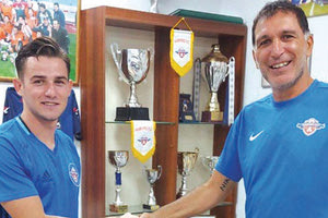 Ο Μπρέγκνα με τον προπονητή του Αλμυρού