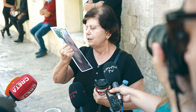 Η μητέρα του 40χρονου κατέρρευσε στα σκαλοπάτια  του Δικαστηρίου