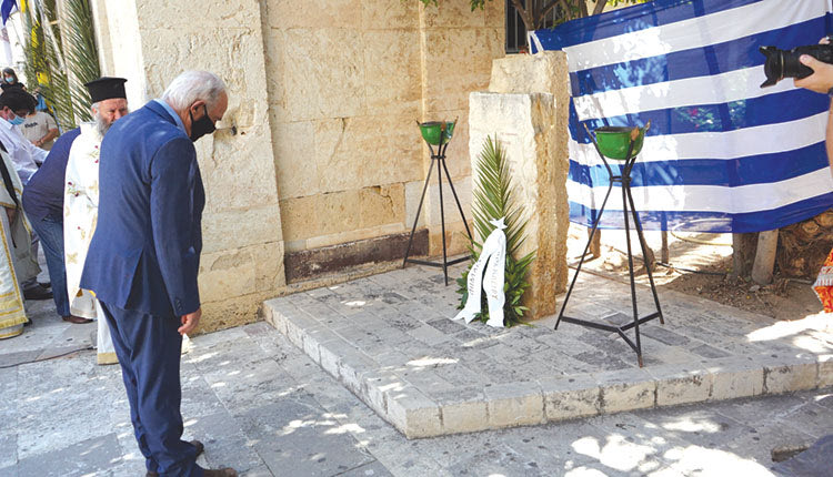 κατάθεση στεφάνων από τον δήμαρχο Ηρακλείου Βασίλη Λαμπρινό