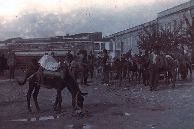 ΦΩΤΟΗΜΕΡΑΣ: Κρήτη 1900. Διακρίνονται οι λεγόμενοι Κισλαδες (στρατώνες) από την πίσω πλευρά, όπου σήμερα είναι η πλατεία Δασκαλογιάννη! (φωτογραφία Ελένη Σημαντήρη)